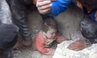 Vídeo mostra resgate de criança soterrada na Síria