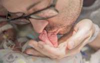 Vídeo de pai cantando para bebê recém-nascido logo após mãe morrer, se torna viral. Assista