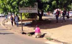 Mulher é flagrada dando uma mijada na Vila Portes em Foz do Iguaçu