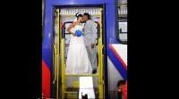 Bombando na internet: noiva vai ao casamento de ônibus e vira a sensação do momento