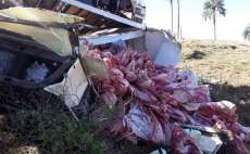 Catanduvas - Motorista perde o controle da direção e tomba caminhão carregado de carne