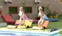 Clara e Vanessa fazem topless e entram na piscina no BBB
