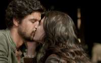 &#039;Tempo de Amar&#039;: Maria Vitória e Inácio se beijam no primeiro capítulo