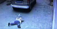 Vídeo chocante flagra momento em que menino de 4 anos é esmagado por carro após ser atropelado