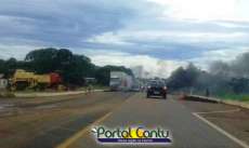 Manifestantes ateiam fogo em pneus na BR 277 em Guaraniaçu e Ibema