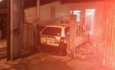 Viatura da Polícia Militar atropela pedestre e invade muro de casa no Paraná