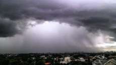 Frente fria traz chuva e até granizo ao Paraná