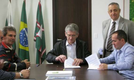 Marquinho - Prefeito Zinho assinou ontem convênio com o Governo do Estado para construção de Calçamentos no município