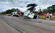 No Paran&aacute;, Carro do IML que transportava corpos capota