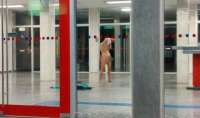 Mulher fica nua dentro de agência bancária no Centro de Curitiba