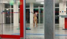Mulher fica nua dentro de agência bancária no Centro de Curitiba