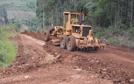 Pinhão - Prefeitura trabalha na recuperação das estradas na comunidade de Arroio Bonito