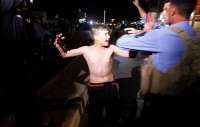 Policiais desarmam menino-bomba. Veja o vídeo!