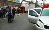 Caminhão perde o freio e deixa dois feridos no Paraná