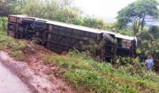 Com forte chuva, ônibus com 16 passageiros tomba na BR-163