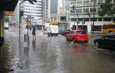 Chuva forte em Curitiba. Criança desaparece e pode ter sido levada pela enxurrada