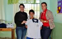 Pinhão - Secretária de Assistência Social faz entrega de camisas nos projetos da secretaria