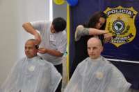 Policiais rasparão o cabelo em solidariedade a crianças com câncer