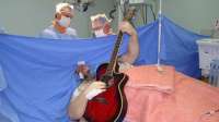 Paciente canta e toca violão durante cirurgia cerebral