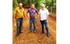 Guaraniaçu - Prefeito acompanha serviços de adequação da estrada de acesso ao Santa Luzia