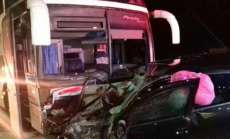 Duas mulheres morrem em colisão entre carro e ônibus
