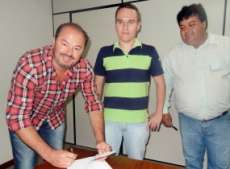 Cantagalo - Nova Creche Prefeito assinou escritura de doação do terreno