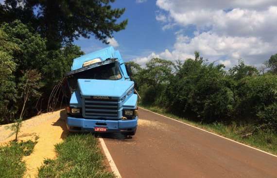 Porto Barreiro - Caminhão se envolve em acidente na PR 565