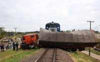 Trem arrasta carreta por 200 metros após batida