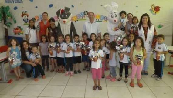 Foz do Jordão - Prefeito distribui ovos de Páscoa para alunos da Rede Municipal Ensino