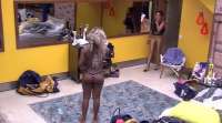 &quot;BBB16&quot;: Embriagada, Adélia se esquece das câmeras e fica nua no quarto