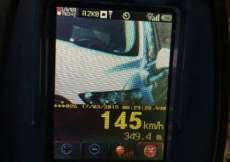 Motorista é flagrado lendo jornal enquanto dirigia a 145 km/h