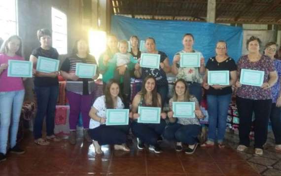 Porto Barreiro - Assistência Social entrega certificados de curso de crochê