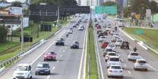 Movimento na BR-277 em direção às praias é alto nesta sexta, dia 25