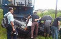 Trem atinge carro com casal de surdos-mudos