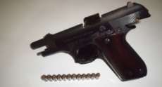 Quedas - Em abordagem policia prende homem com pistola carregada