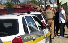 Garotas saem de casa para participar de orgia sexual
