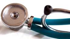 Médico assina livro-ponto com os mesmos horários em empregos diferentes, denuncia MP