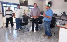 Cantagalo - Prefeito acerta repasse de óleo diesel para associações de agricultores