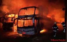 No Paraná, ônibus são destruídos por incêndio