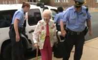 Idosa de 102 anos realiza sonho de ser presa pela polícia