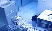 Bandidos se embrulham em papel alumínio para roubar banco