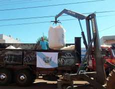 Três Barras - Agricultores distribuem feijão na rua em forma de protesto