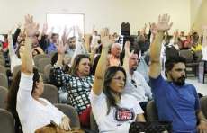 Professores e funcionários da rede estadual farão greve parcial na quinta