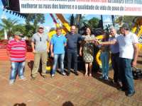 Laranjeiras - Prefeita entrega retroescavadeira para a Secretaria de Obras e Urbanismo