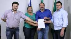 Cantagalo - Prefeito assina ordem de compra de 03 veículos novos para saúde