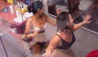 &#039;BBB 16&#039;: Só de lingerie, Munik e Cacau tomam banho juntas