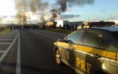 Manifestantes bloqueiam a BR-277