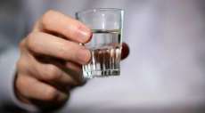 Criança de 3 anos entra em coma alcoólico após tomar vodka pura