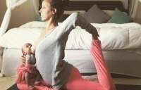 Mulher faz sucesso na web ao postar fotos fazendo yoga enquanto amamenta