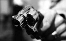 Bandidos com arma e faca assaltam pedestres